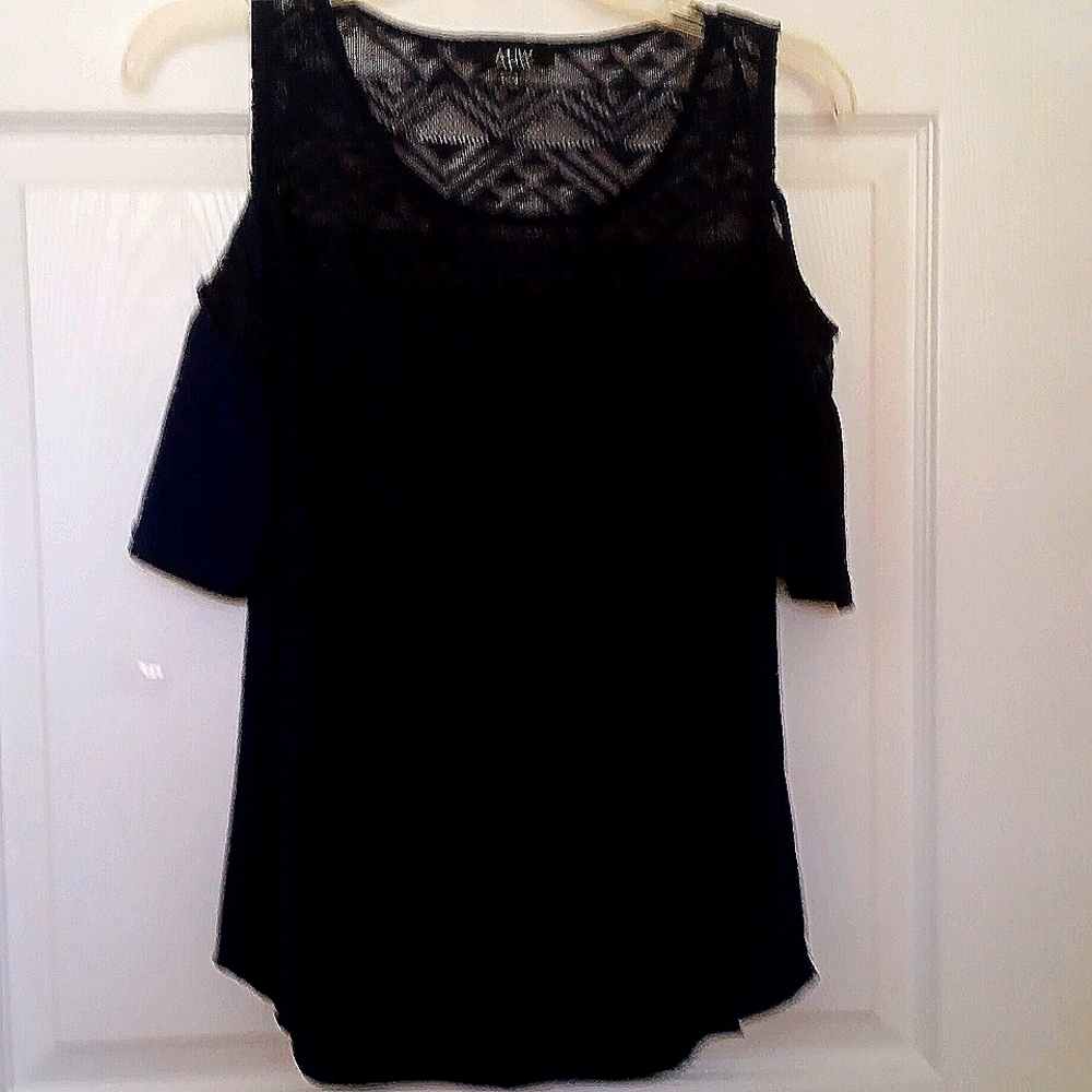 Small cold shoulder navy top. EUC. - Picture 2 of 8